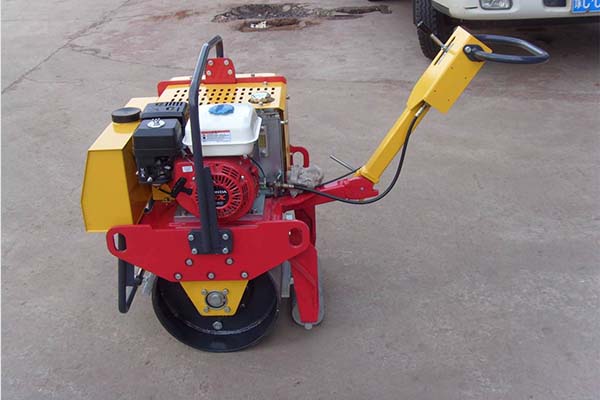 小型<a href='http://www.yijingbagua.cn' target='_blank'>壓路機</a> 小型<a href='http://www.yijingbagua.cn' target='_blank'>壓路機</a>