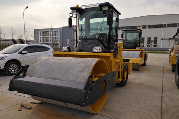 振動<a href='http://www.yijingbagua.cn' target='_blank'>壓路機</a>