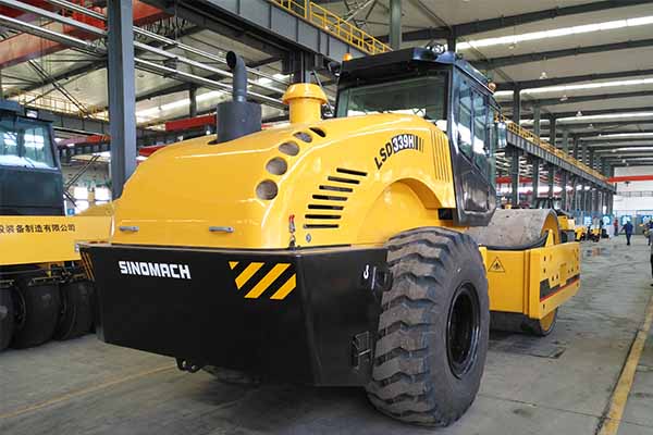 大型<a href='http://www.yijingbagua.cn' target='_blank'>壓路機</a>